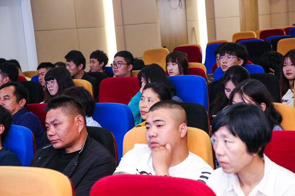 “家校互動(dòng)，攜手共進(jìn)”——2019級(jí)新生基礎(chǔ)階段課程結(jié)課答辯圓滿結(jié)束