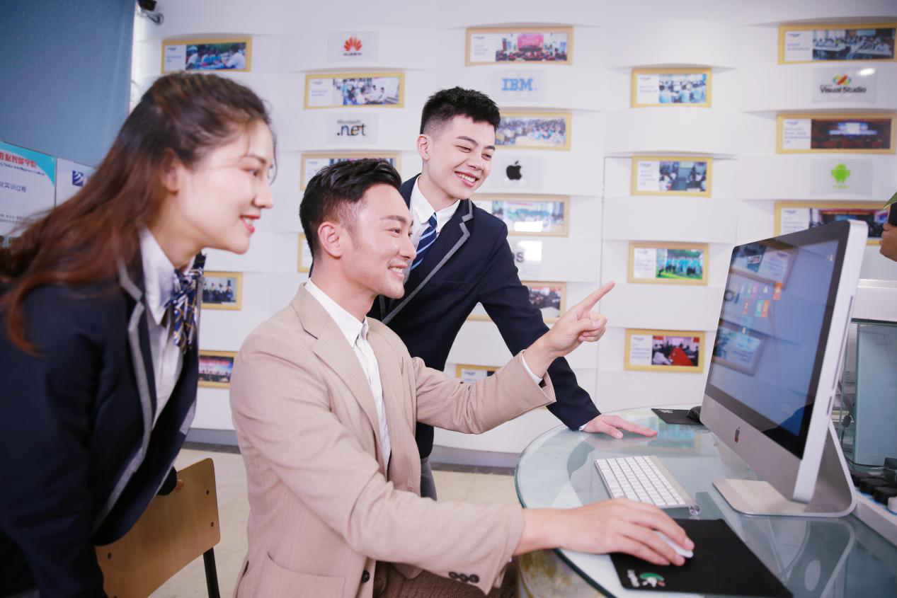 What？聽說新華云課堂能帶你走出傳統(tǒng)課堂，享受個性化學(xué)習(xí)！