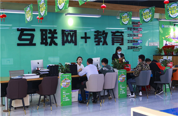 【南京新華五一試學(xué)營】試學(xué)火爆，歡迎新同學(xué)來到南京新華~