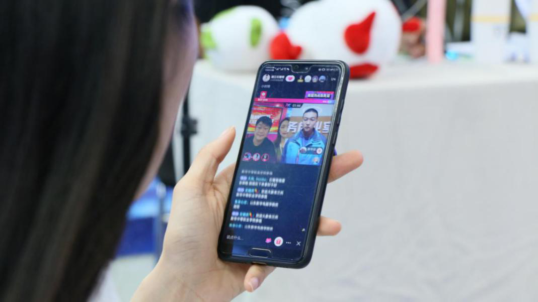 燃爆！麗江石榴哥現(xiàn)場連麥新華電商<a href=http://njxh.cn target=_blank class=infotextkey>專業(yè)</a>學(xué)子