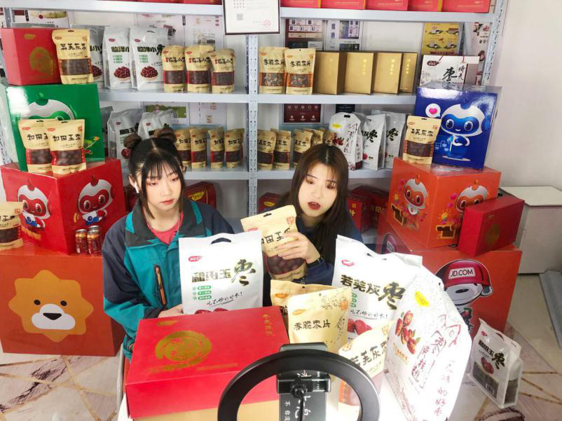 燃爆！麗江石榴哥現(xiàn)場連麥新華電商<a href=http://njxh.cn target=_blank class=infotextkey>專業(yè)</a>學(xué)子