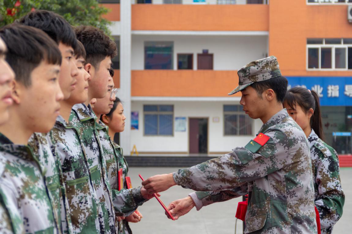 新華“三教三訓”之軍訓|揮灑汗水書寫迷彩青春！