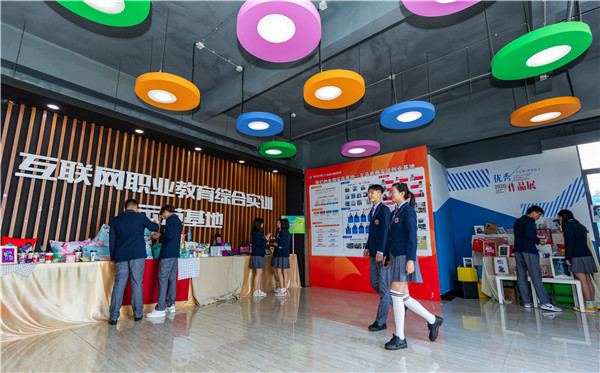 南京新華電腦專修學(xué)院2021年學(xué)費(fèi)多少？