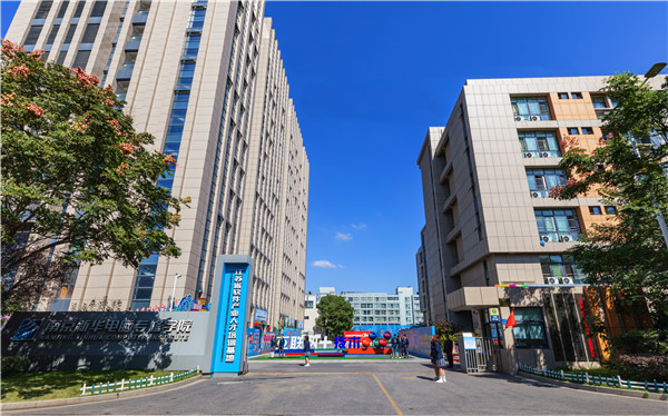 南京新華五一試學(xué)周，0元吃住學(xué)只等你來！