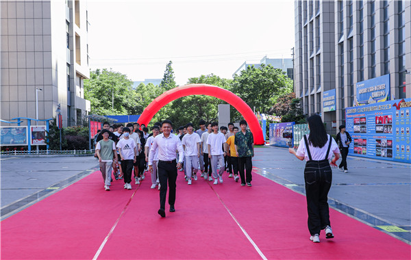 巔峰實(shí)習(xí)，京彩有你 ——南京新華京東618實(shí)習(xí)項(xiàng)目總結(jié)與表彰大會(huì)圓滿結(jié)束