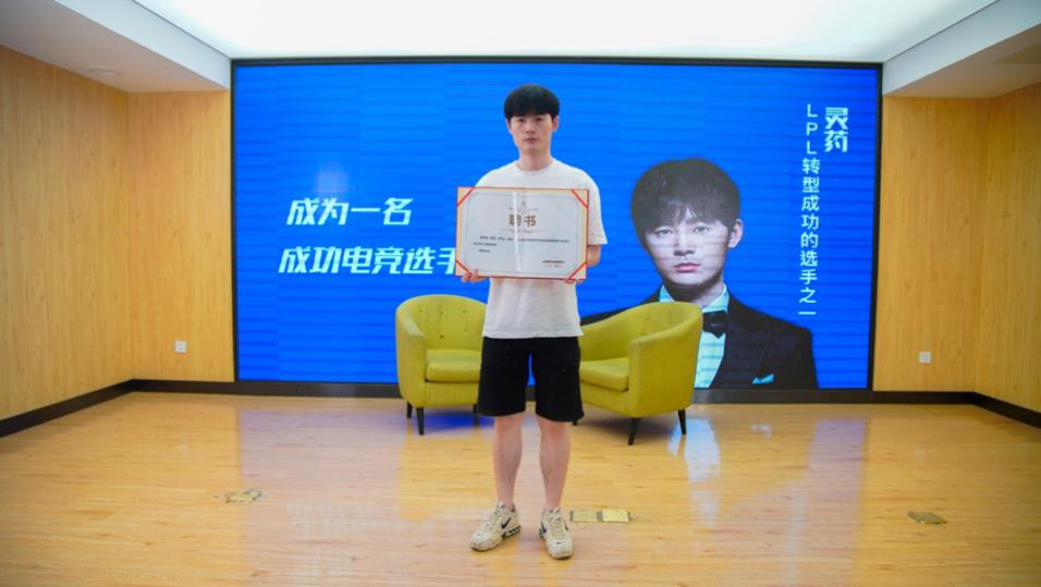 傳遞向上力量！新華電腦學(xué)?！独蠋焷砹恕?月繼續(xù)開講！