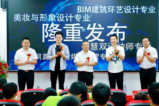 傳遞向上力量！新華電腦學(xué)?！独蠋焷砹恕?月繼續(xù)開講！