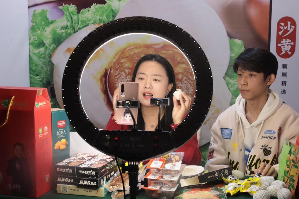 2021年南昌縣首屆青年網(wǎng)絡直播創(chuàng)業(yè)大賽總決賽 新華電腦韓云霞老師帶領(lǐng)隊伍榮獲亞軍
