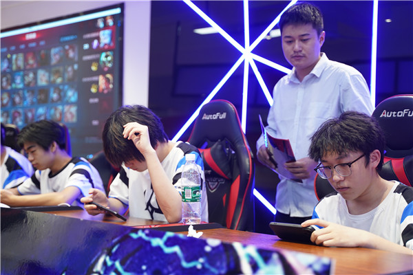 恭喜！我校學(xué)生代表隊(duì)榮獲2023 年“迎亞運(yùn)”新華電腦教育王者榮耀電競(jìng)對(duì)抗賽亞軍