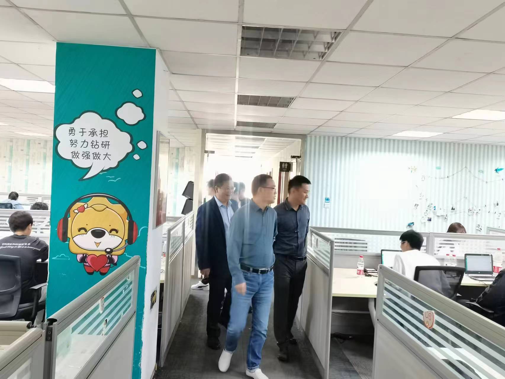 回訪企業(yè)實習(xí)學(xué)生，關(guān)懷職業(yè)成長道路