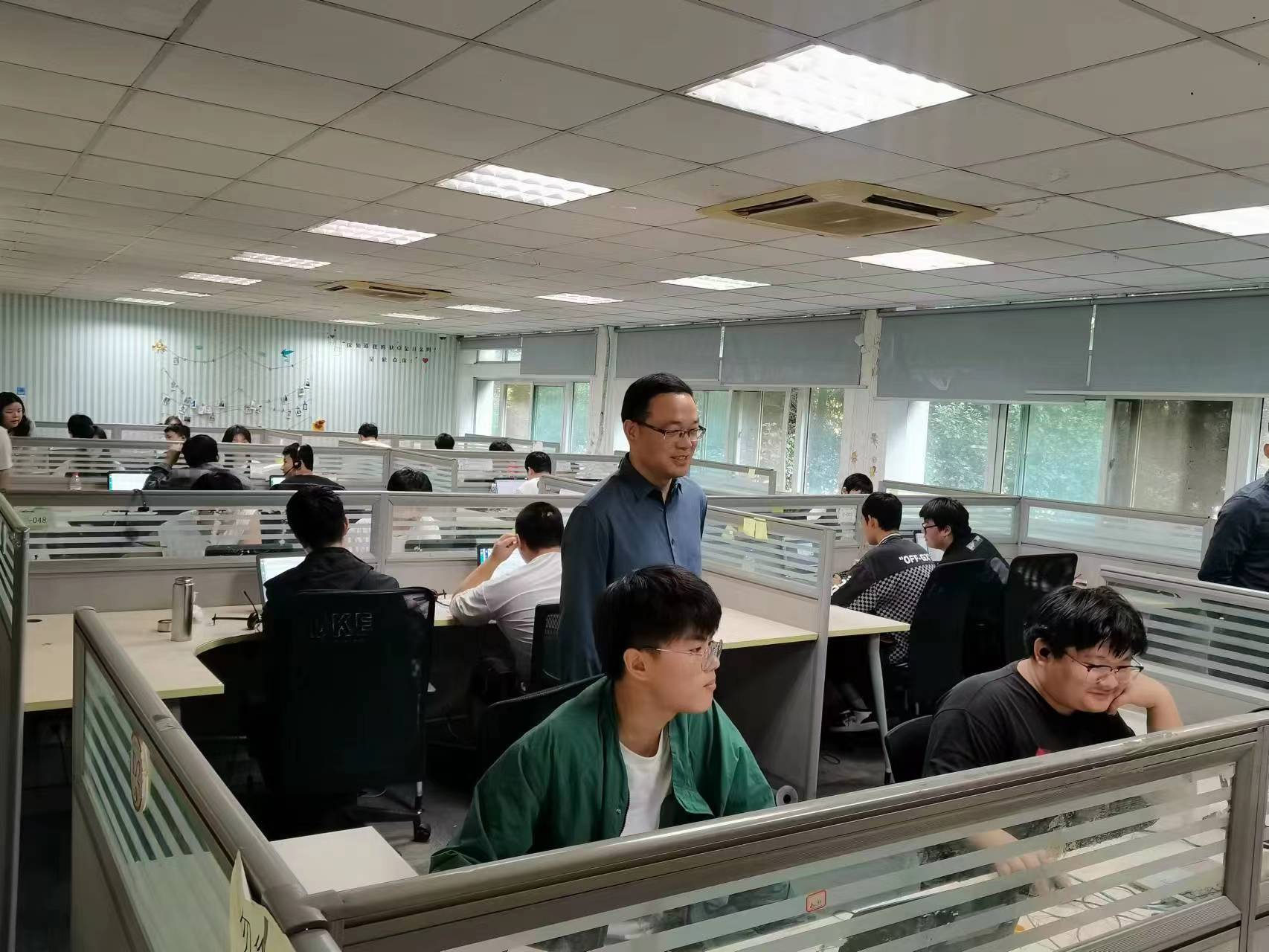 回訪企業(yè)實習(xí)學(xué)生，關(guān)懷職業(yè)成長道路