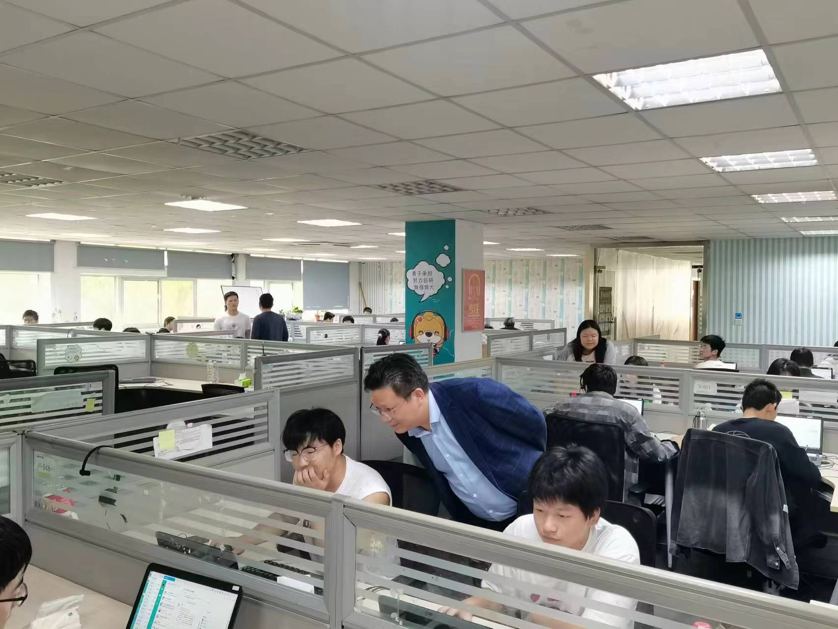 回訪企業(yè)實習(xí)學(xué)生，關(guān)懷職業(yè)成長道路