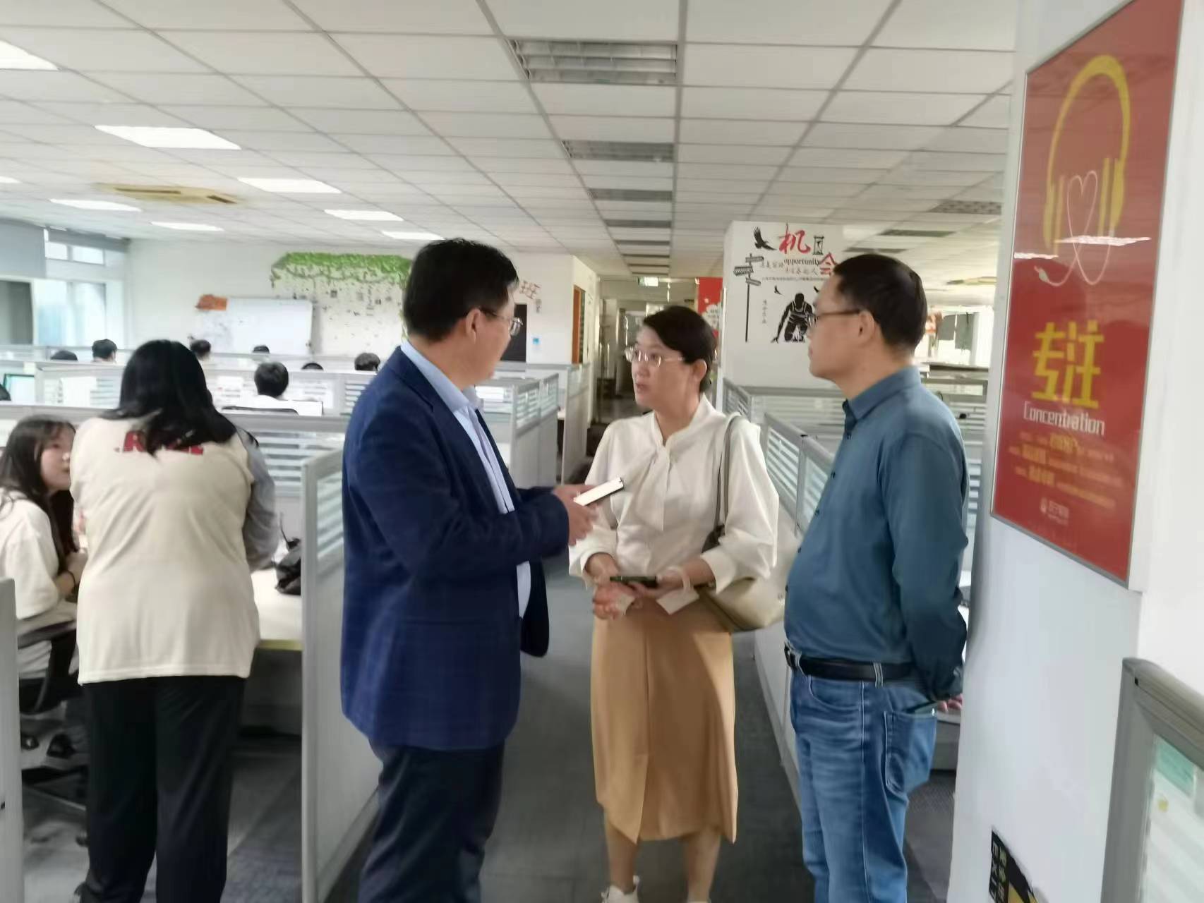 回訪企業(yè)實習(xí)學(xué)生，關(guān)懷職業(yè)成長道路