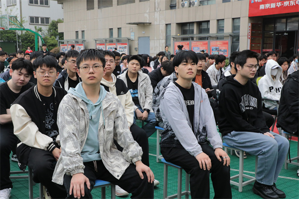 南京新華開展“防治校園霸凌，守護(hù)平安校園”主題講座