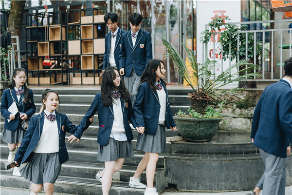 小孩兒初三了學習成績不理想，是上普高還是上職中學一門技術(shù)？