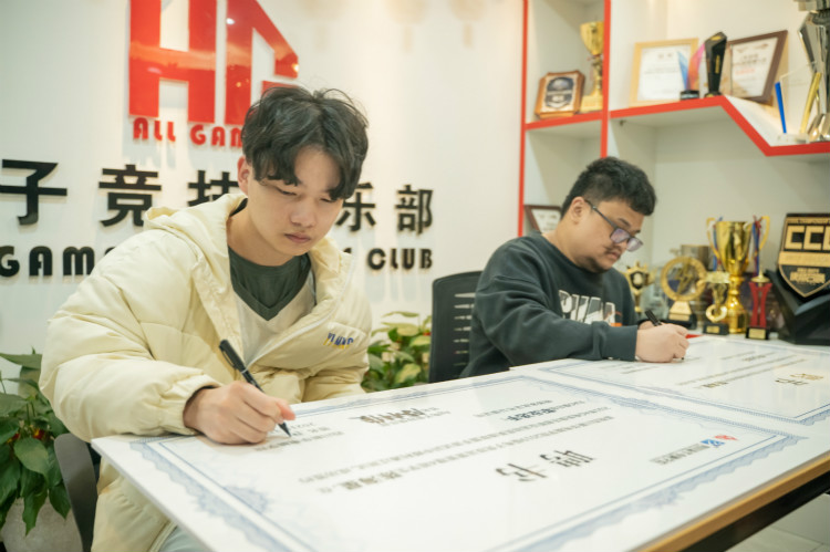 實力見證！又一新華電腦教育學(xué)子簽約AG俱樂部！