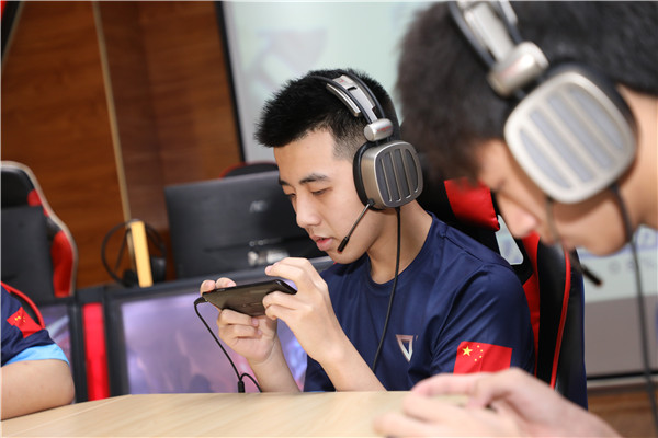 如何看待 Miss 爆料「Faker 年薪 5800 萬，LPL 選手月薪保底 2 萬」？