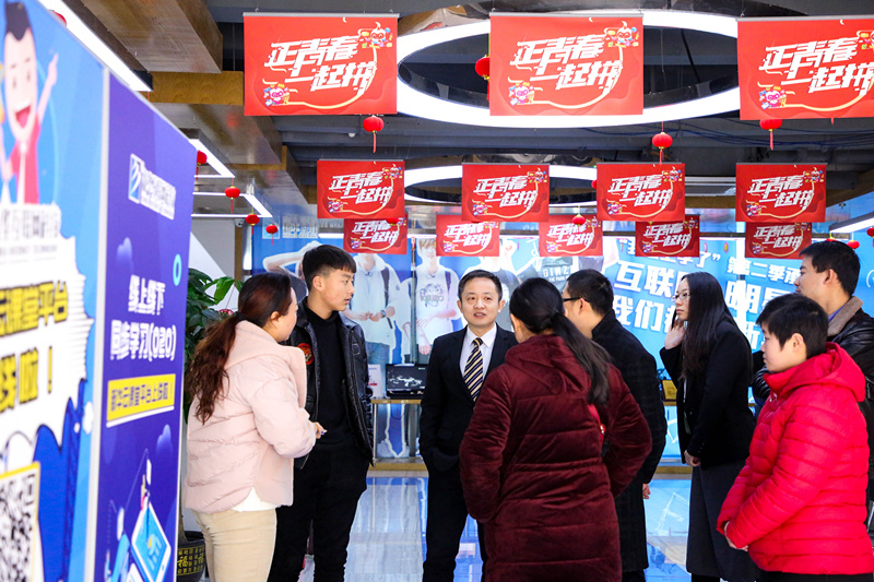 直擊現(xiàn)場(chǎng)！南京新華春季開學(xué)迎來(lái)報(bào)名高峰
