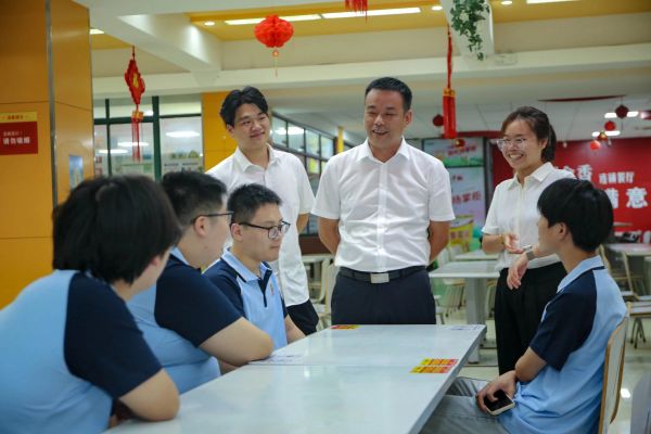 炎炎夏日，心系學(xué)子丨南京新華電腦開展2024級新生慰問活動