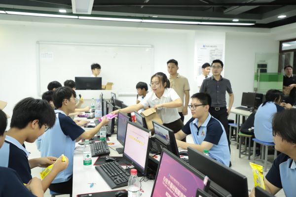 南京新華電腦夏日關(guān)懷行動，助力學(xué)子清涼度夏！
