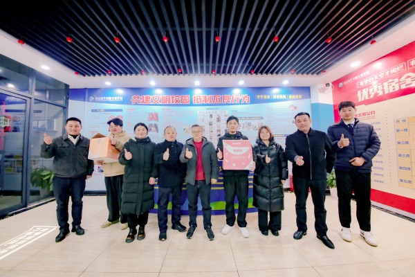 南京新華吳元紅校長(zhǎng)晚間慰問查寢，并為學(xué)生送關(guān)懷！